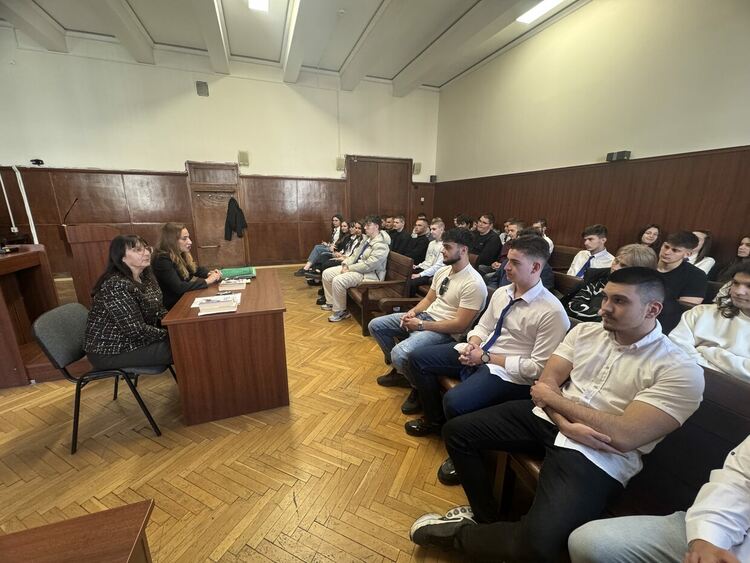 Ученици от ПГДС-Хасково слушаха лекция в съда за сключването на договор при постъпване на работа