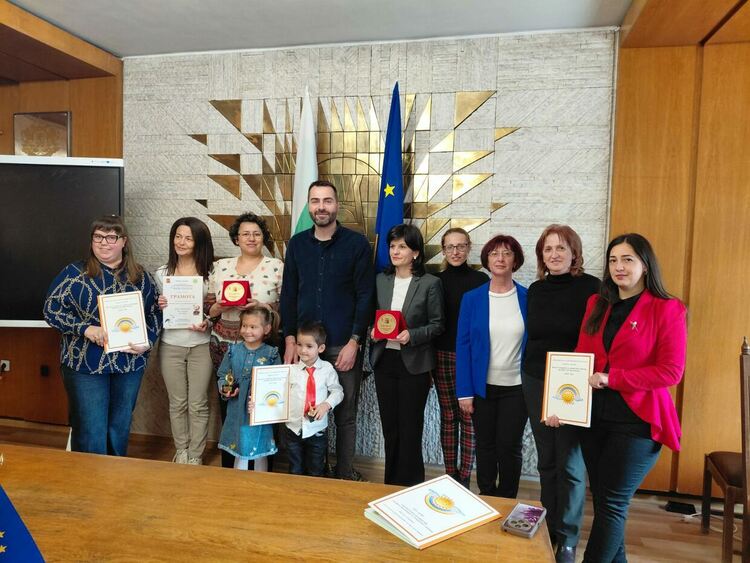 Зам.-кметът Марин Захариев награди участниците в конкурса „Баба Марта бързала, мартенички вързала“