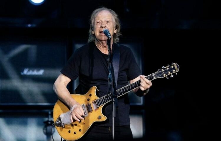 Стийв Йънг, ритъм китариста на  „AC/DC“  е получил инсулт вчера в Буенос Айрес
