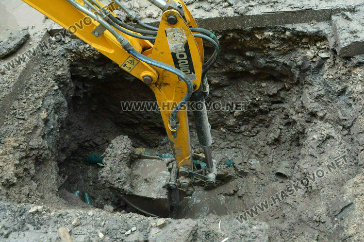 ВиК отстранява авария по водопровод към „Черноконево“