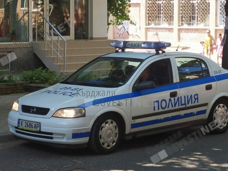 Хванаха крадец на велосипед,издирват апаш,присвоил лек автомобил в Кърджали