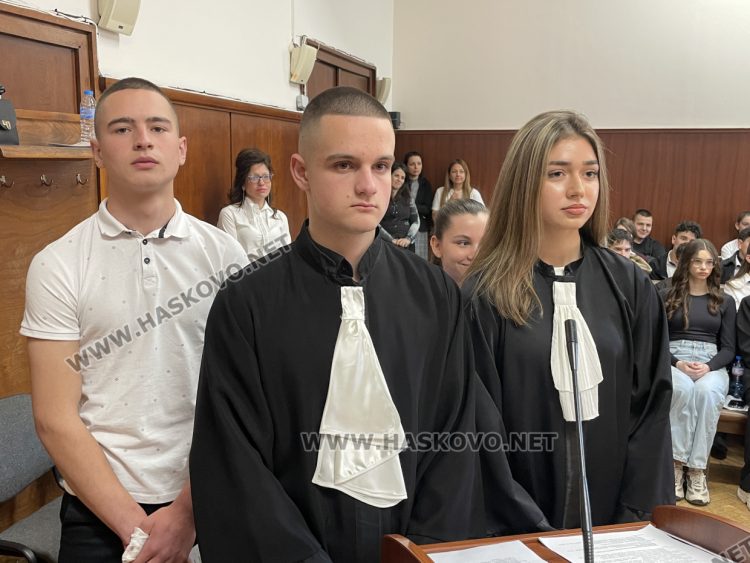 Ученици от ПГДС „Цар Иван Асен II“ поеха управлението на Съдебната палата в Хасково