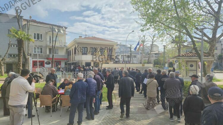 Мечтите ни пропаднаха, дворците ни рухнаха 