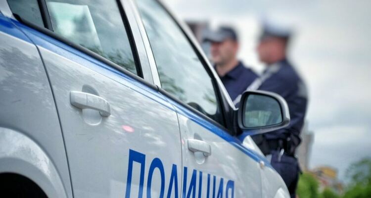 Потрошиха полицейска кола в ромската махала в Смолян ! Задържаха трима непълнолетни и един 36-годишен мъж