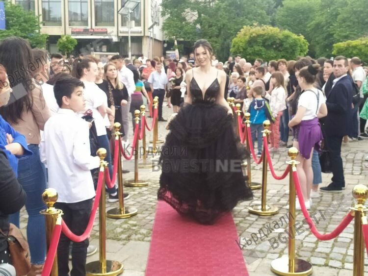 Треската за абитуриентските балове в Кърджали е в разгара си, големите училища са в готовност