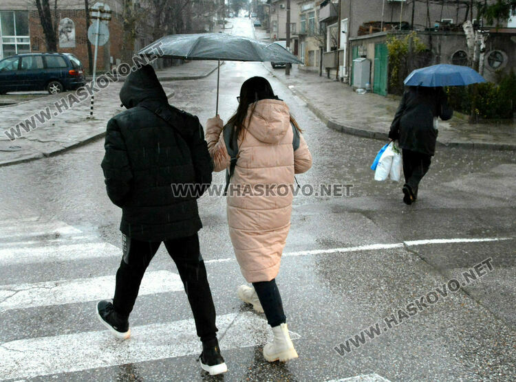 Продължителни и обилни валежи в цялата страна