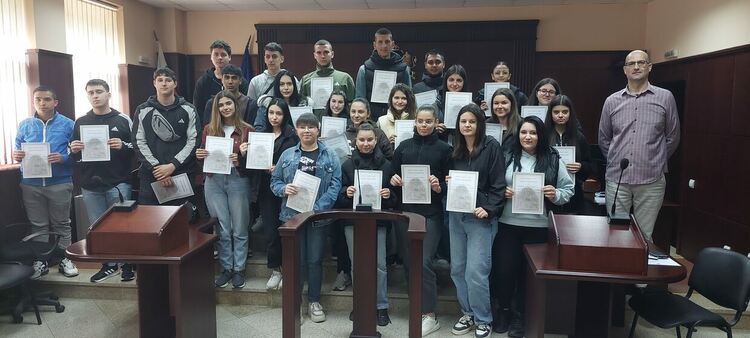 Ученици от ФСГ решаваха казуси със съдия в Административен съд – Хасково