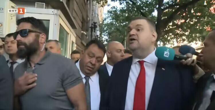Баретите вече не охраняват Пеевски, но НСО продължава да го пази