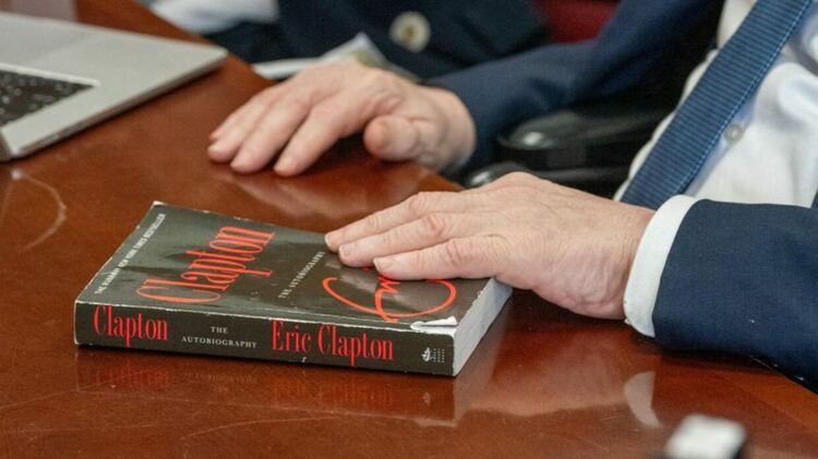 Eric Clapton прекрати концерт след като беше уцелен с предмет от публиката