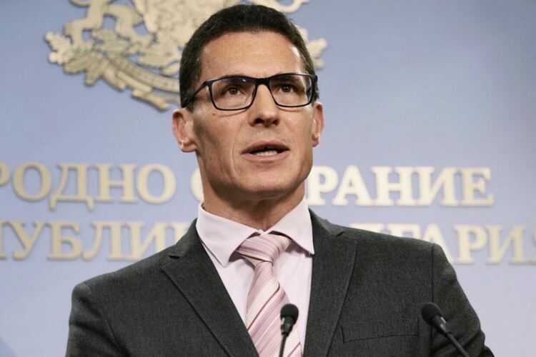ПБ няма да съкращава % служители и заплати, не харесва и автоматичните повишения
