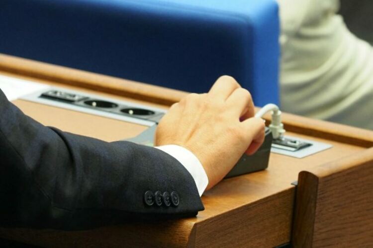 „Спешният“ съдебен закон ще отлежава в парламента поне още две седмици