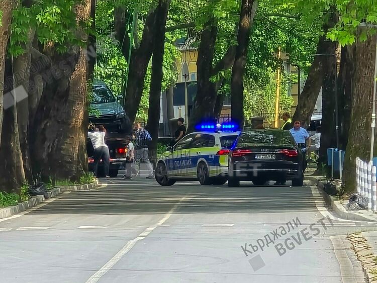 Катастрофа в центъра на Кърджали,18-годишна с „Волво“ се блъсна в дърво на ул.“Мара Михайлова“