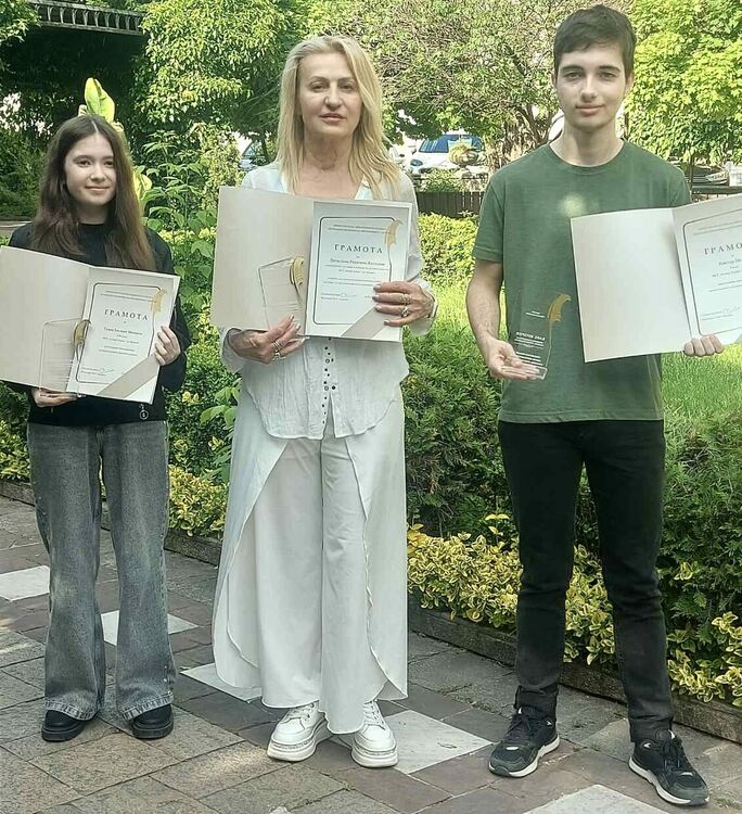 Учител по химия и двама ученици от ФСГ-Хасково със специални награди от РУО