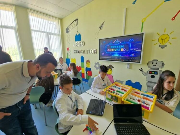 Нов СТЕМ център с четири кабинета по природни науки, математика, изкуства и LEGO Education