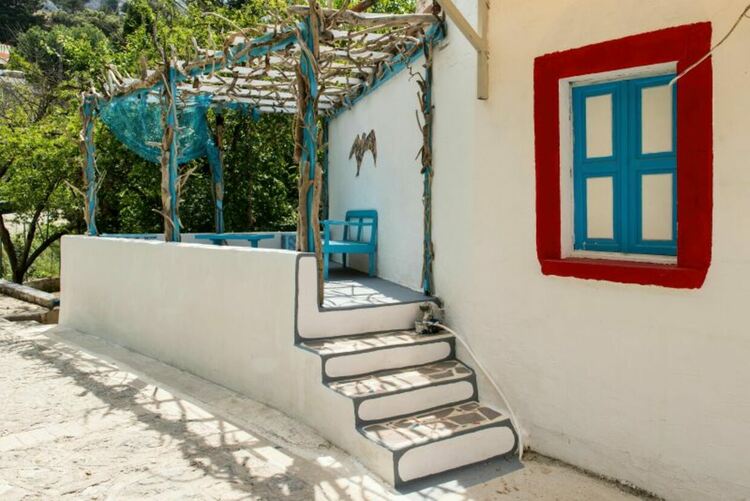 Гърция затяга данъчния контрол в Airbnb, хиляди собственици получиха известия за корекции
