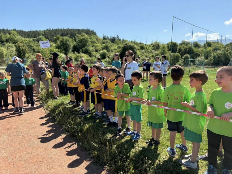 За девета поредна година бе открит лекоатлетическият турнир „Trelleborg и децата на Перник“