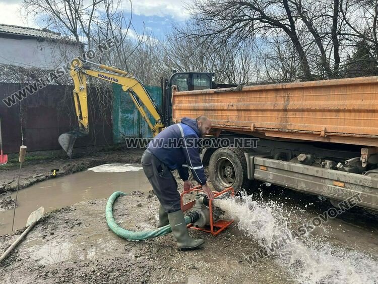 Екипи на ВиК отстраняват аварии по водопроводи на села в Хасковска област