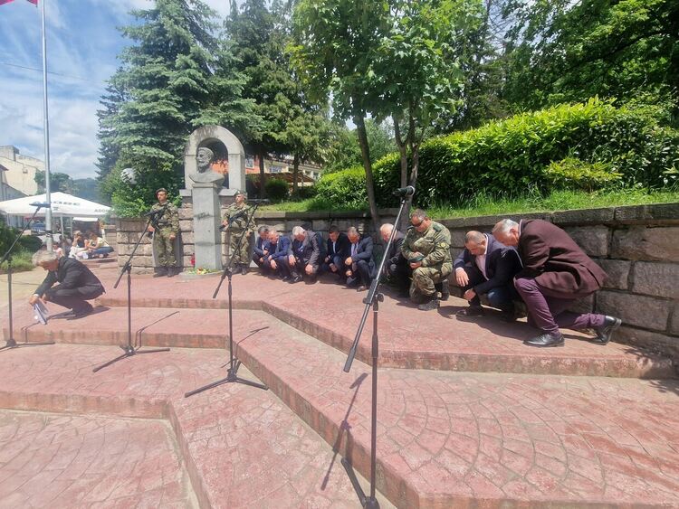 Смолян се поклони пред паметта на Христо Ботев и всички герои, отдали живота си за свободата и независимостта на България.