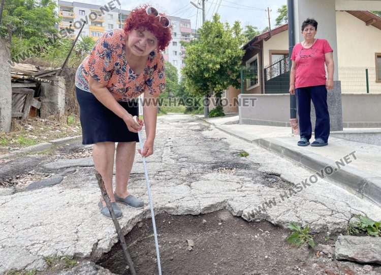 Пороите отвориха 43-сантиметрови ями на улица „Клокотница“ в Хасково
