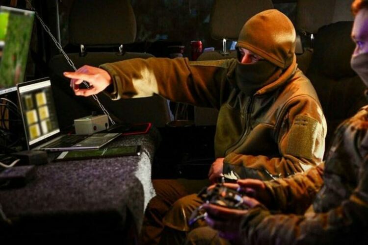 Сателитни данни в реално време на телефоните на войниците правят ударите на украинските дронове по-смъртоносни от всякога