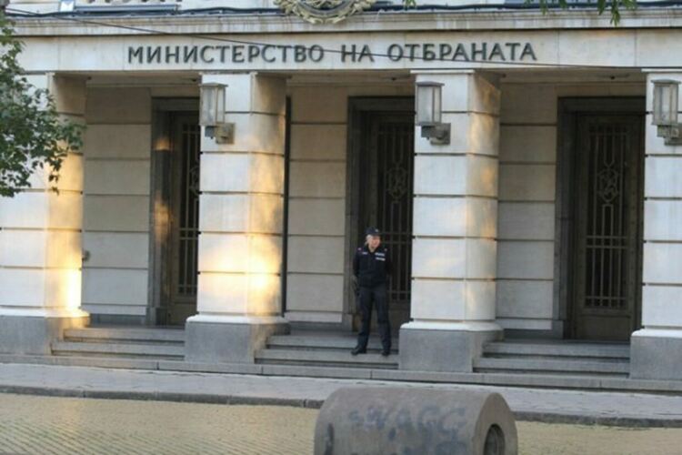 Армия от пенсионери продължава да работи в МО на пенсия и заплатa