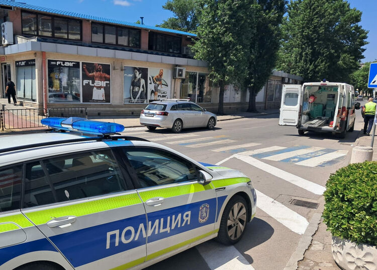 Автобус повлече и събори млад мъж, кракът на пострадалия може да е счупен