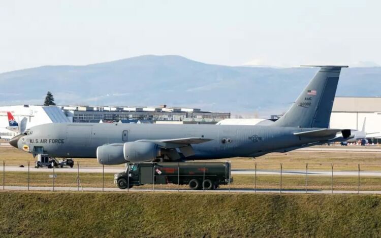България е изтъргувала престой на US самолети срещу дерогация за „Лукойл“