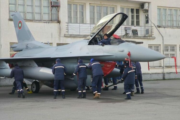 Правителството планира 19 млрд. евро за отбраната, но със заеми и в бъдеще време