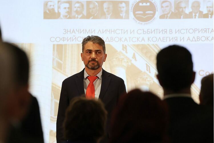 „Ако някой има нещо против, да казва сега или да замълчи (Смее се.)"