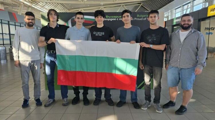 Гордост: Български ученици спечелиха четири медала от Европейската олимпиада по физика в Швеция
