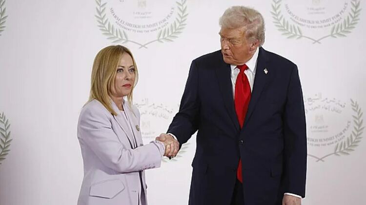 „Тя ме молеше за снимка“: Думите, които отново взривиха диалога между Мелони и Тръмп