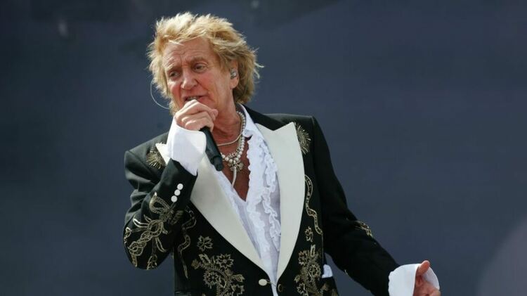 Rod Stewart използва кислородна бутилка на свой концерт
