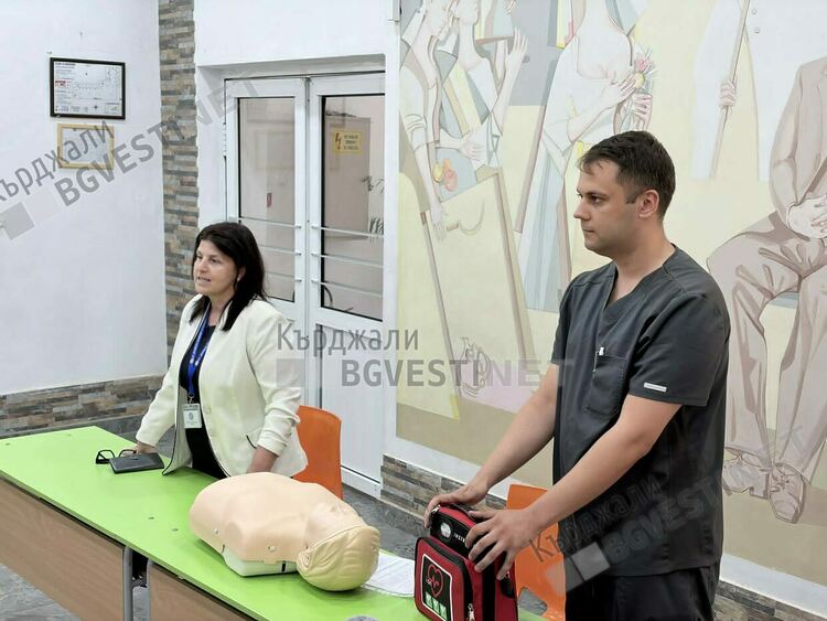  Училищата „Отец Паисий“ и „Йордан Йовков“ в Кърджали се сдобиха с автоматичен дефибрилатор от фондация „Лазар Радков“ 