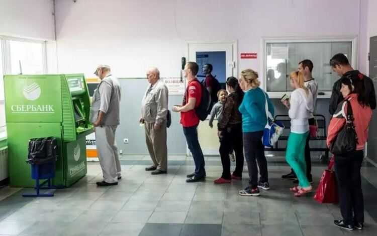 Руснаците масово изтеглят парите си от банките