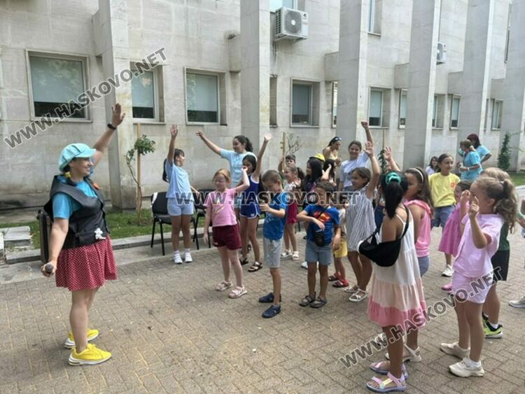 „Забавно лято в библиотеката“ започна с много усмивки, танци и добро настроение