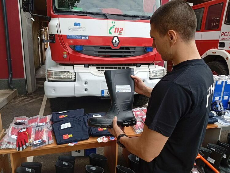 Пожарната в Димитровград получи защитна екипировка и оборудване за пожарникари и доброволци 