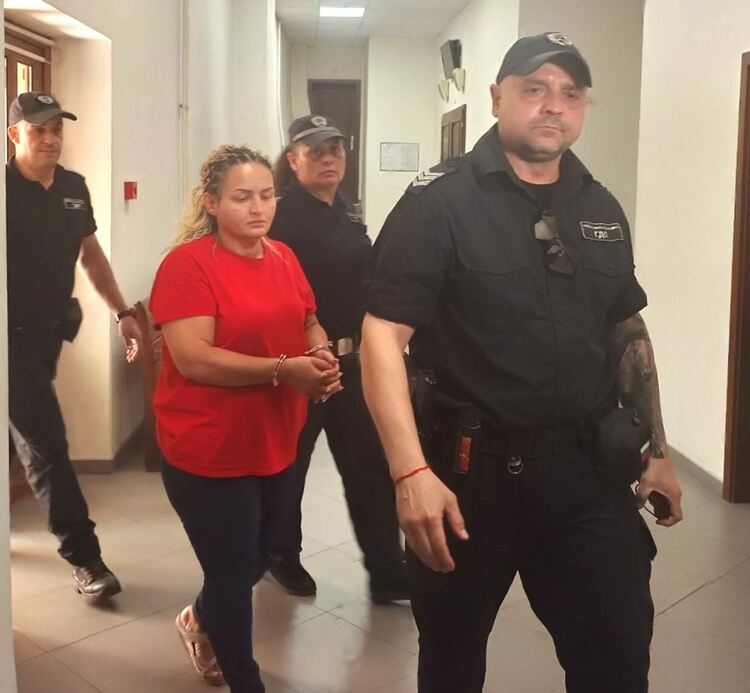 Оставиха в ареста жената, задържана с близо 48 кг марихуана в кола