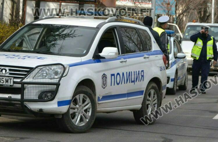 Задържаха 20-годишен, опитал да открадне кола