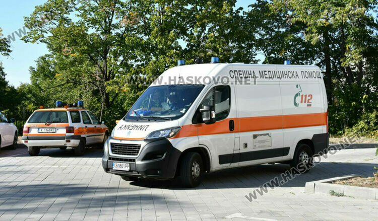 Водач преобърна трактор, друг падна от тротинетка 