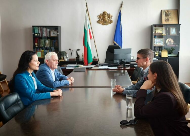 Здравният министър се срещна с ''този с чашата'', за когото в bTV има забрана да гостува
