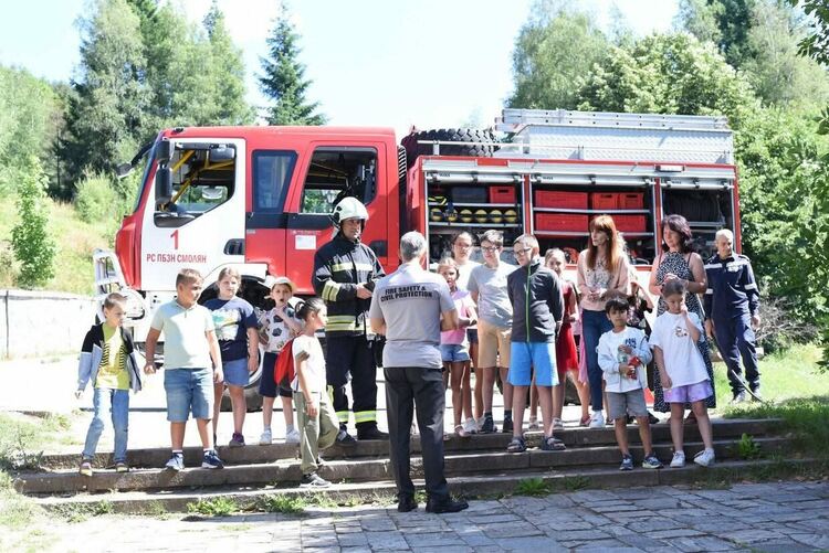 Децата от „Ваканция в музея“ се срещнаха с пожарникари от Смолян 