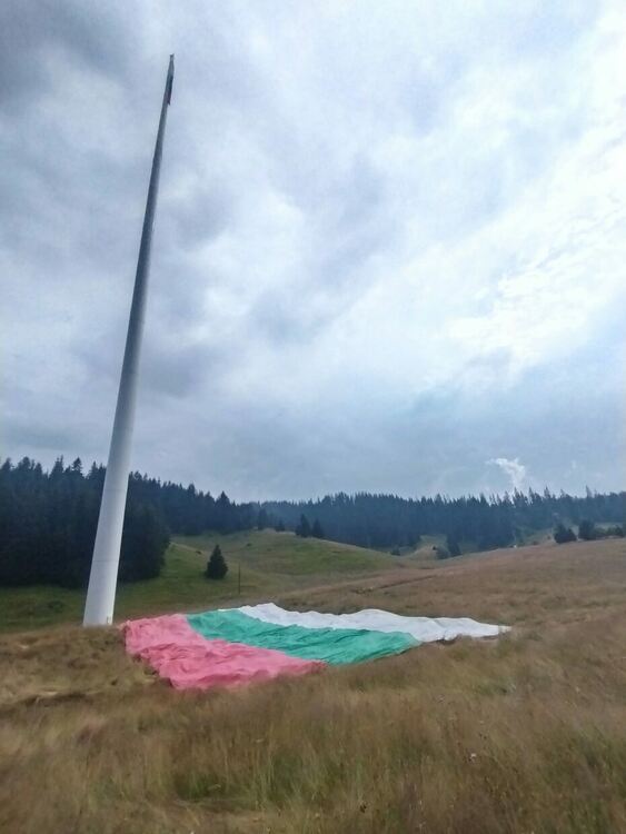 След буря знамето на пилона на Рожен падна на земята