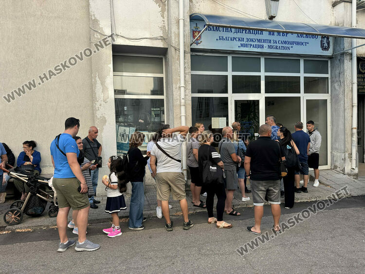 Десетки на опашка пред Паспортна служба