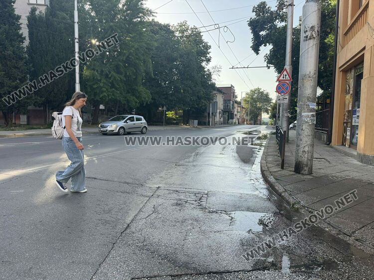 Поредна авария: Изби вода от асфалта на бул. „Съединение“