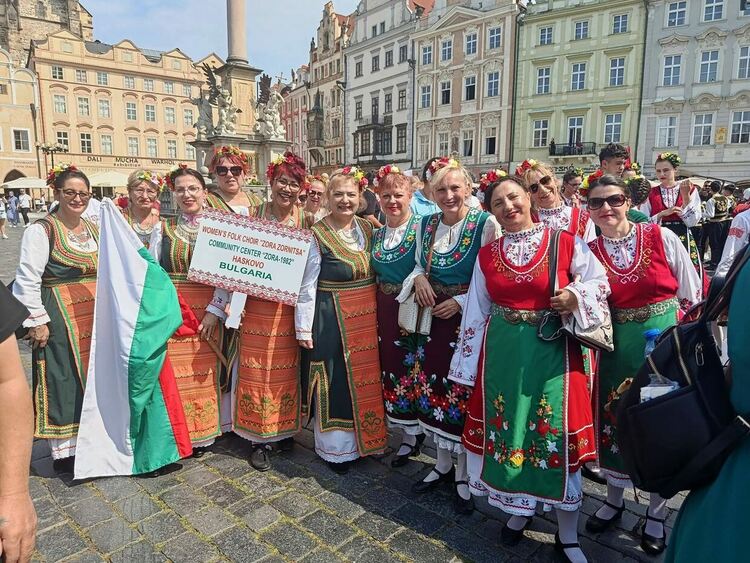 Хасковският хор „Зора-Зорница“ завладя фестивал в Прага 