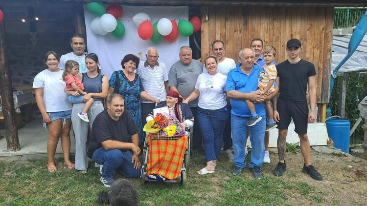 Баба Шинка от Чуреково посрещна гости за 100-ия си рожден ден в носия и с остроумие
