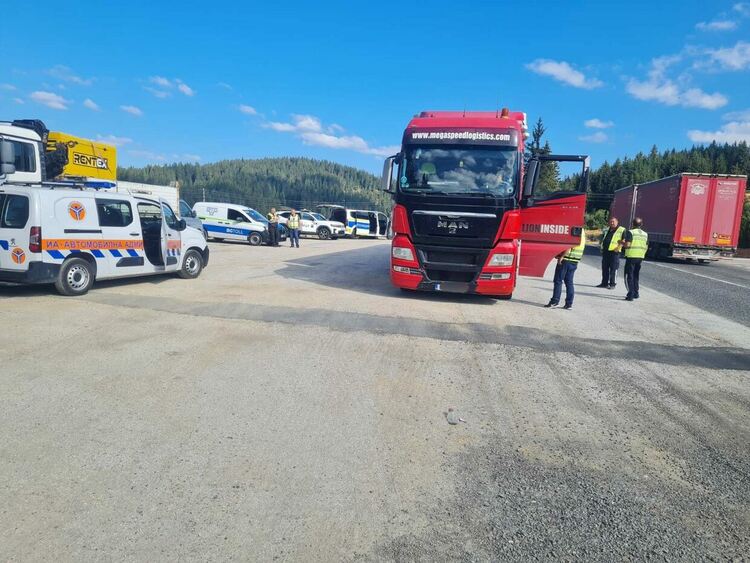Провериха 20 автомобила при специализирана полицейска операция на прохода Рожен